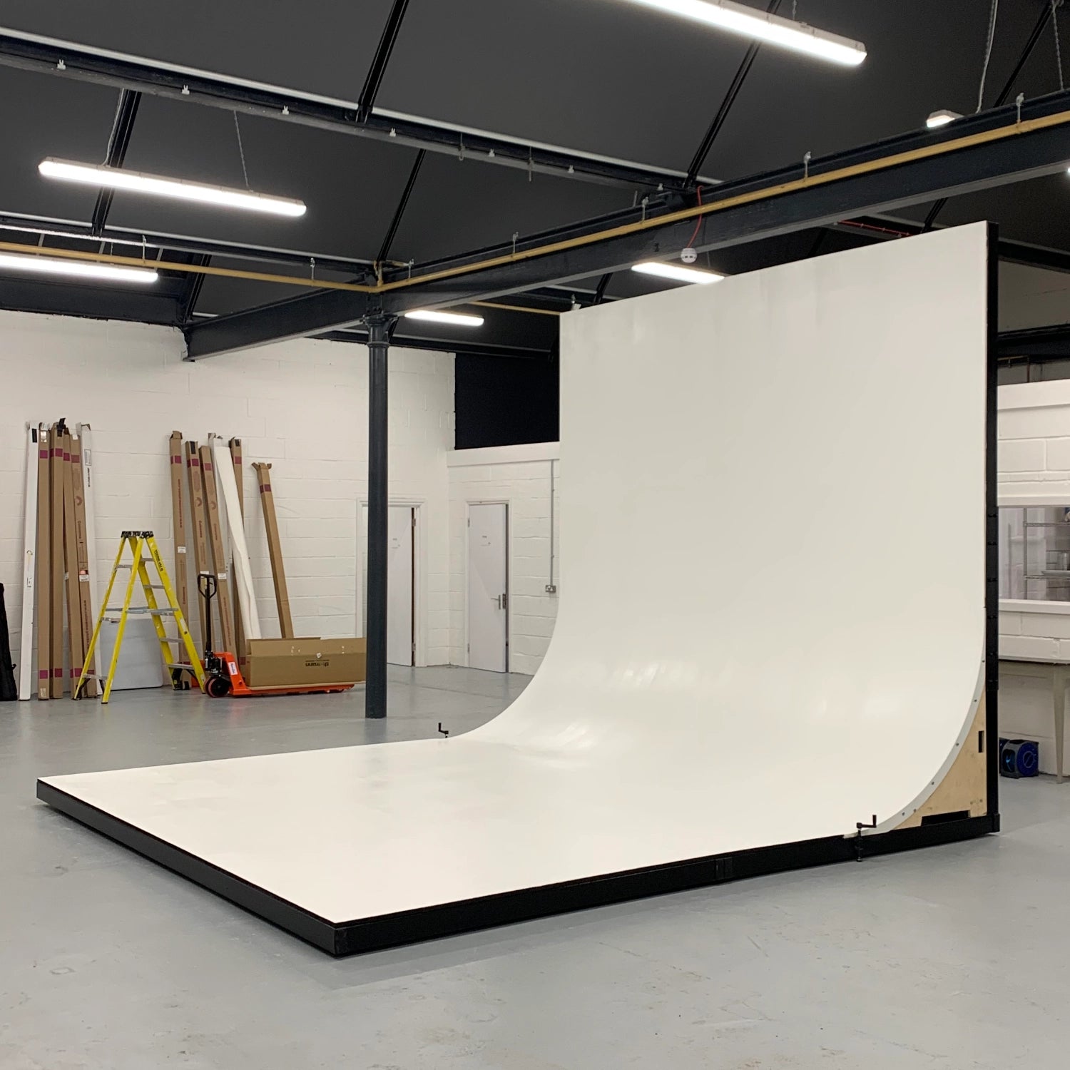 Mobile Cove-Lock infinity cove system on wheels in a studio environment.