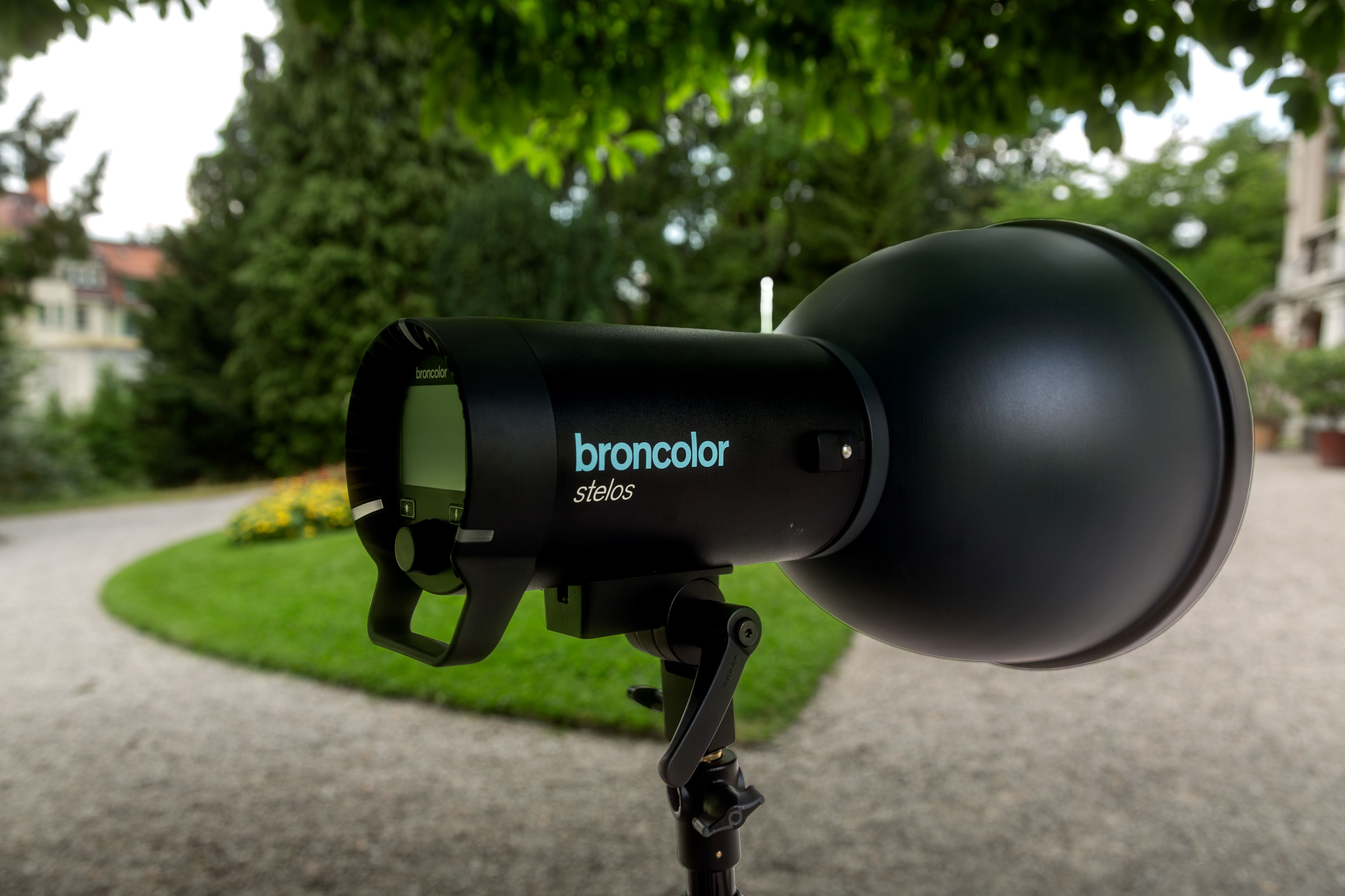 Close-up side view of Broncolor Stelos 800 L with light shaper attached.
