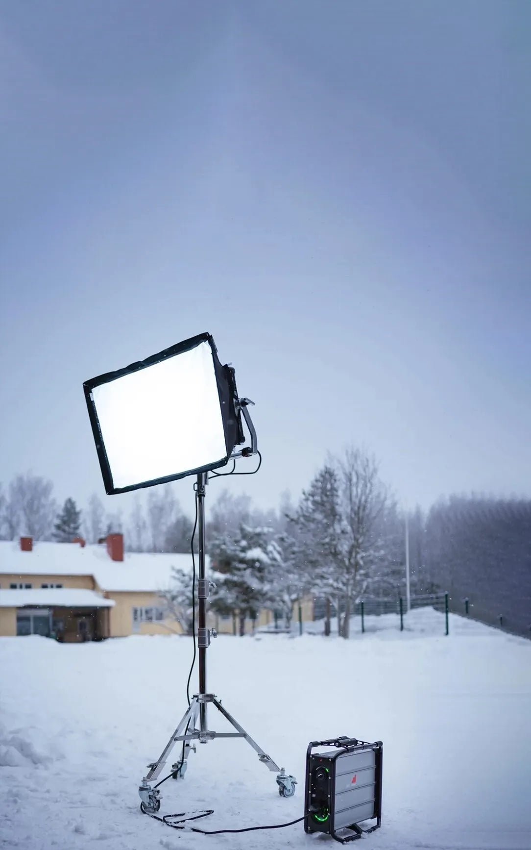 Instagrid ONE max Type G (UK): 230V (16A) running a light on location.