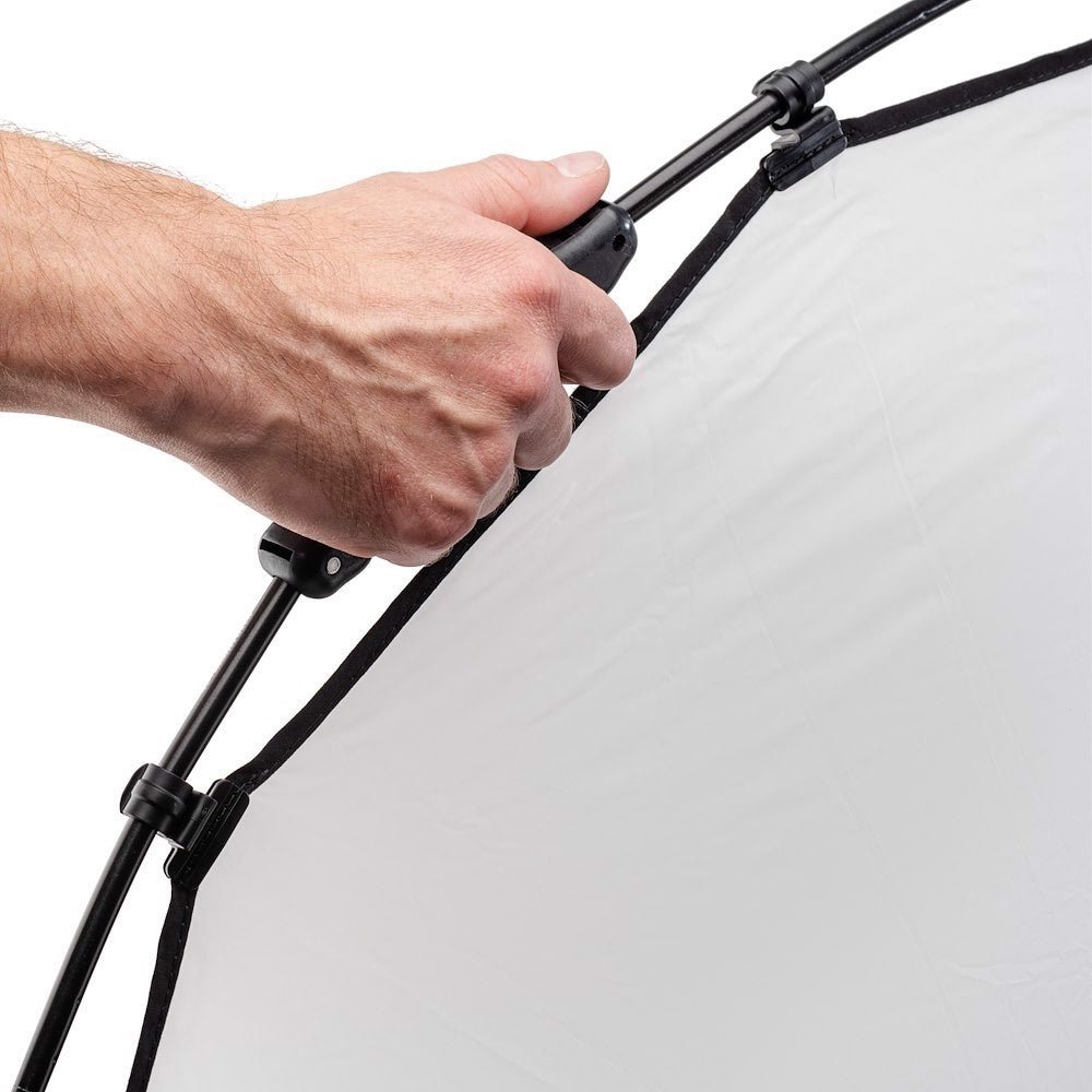 A persomn adjusting the HaloCompact Plus Reflector 98cm (38'') Silver/White.