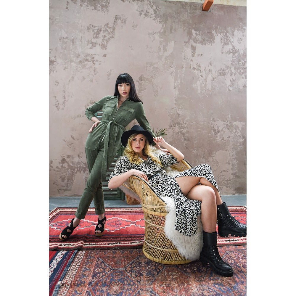 Portrait of two female models utilising HaloCompact Plus Reflector 98cm (38'') Silver/White.