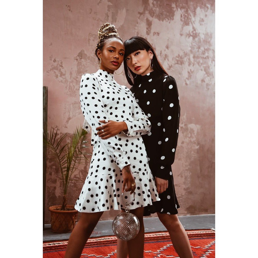 Portrait of two female models utilising HaloCompact Plus Reflector 98cm (38'') Silver/White.