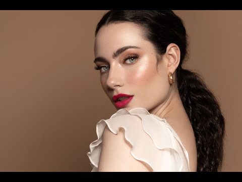 A behind the scenes video with Kate Whyte and Profoto Softlight Kit.