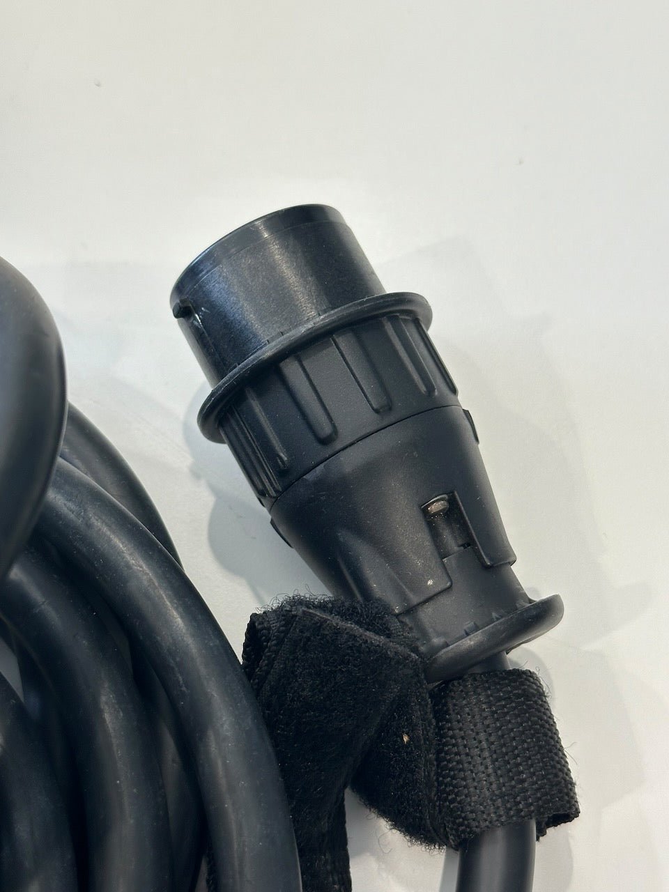 Close-up of the connecting cable for the Profoto ProHead UV 500W.