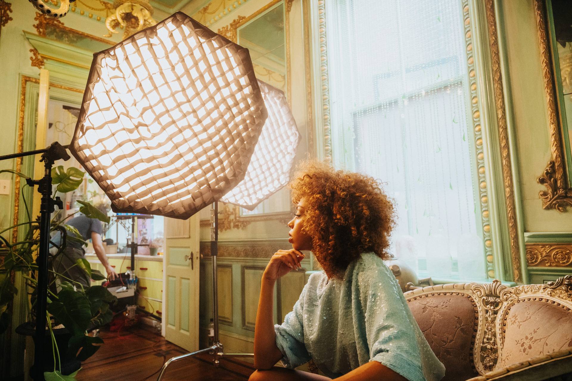 Profoto Softbox 4' (120cm) Octa White being utilised on a photoshoot.