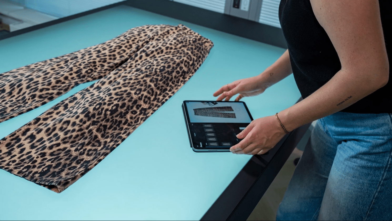 A person monitoring the light levels using the iPad for the Profoto StyleShoots Horizontal.