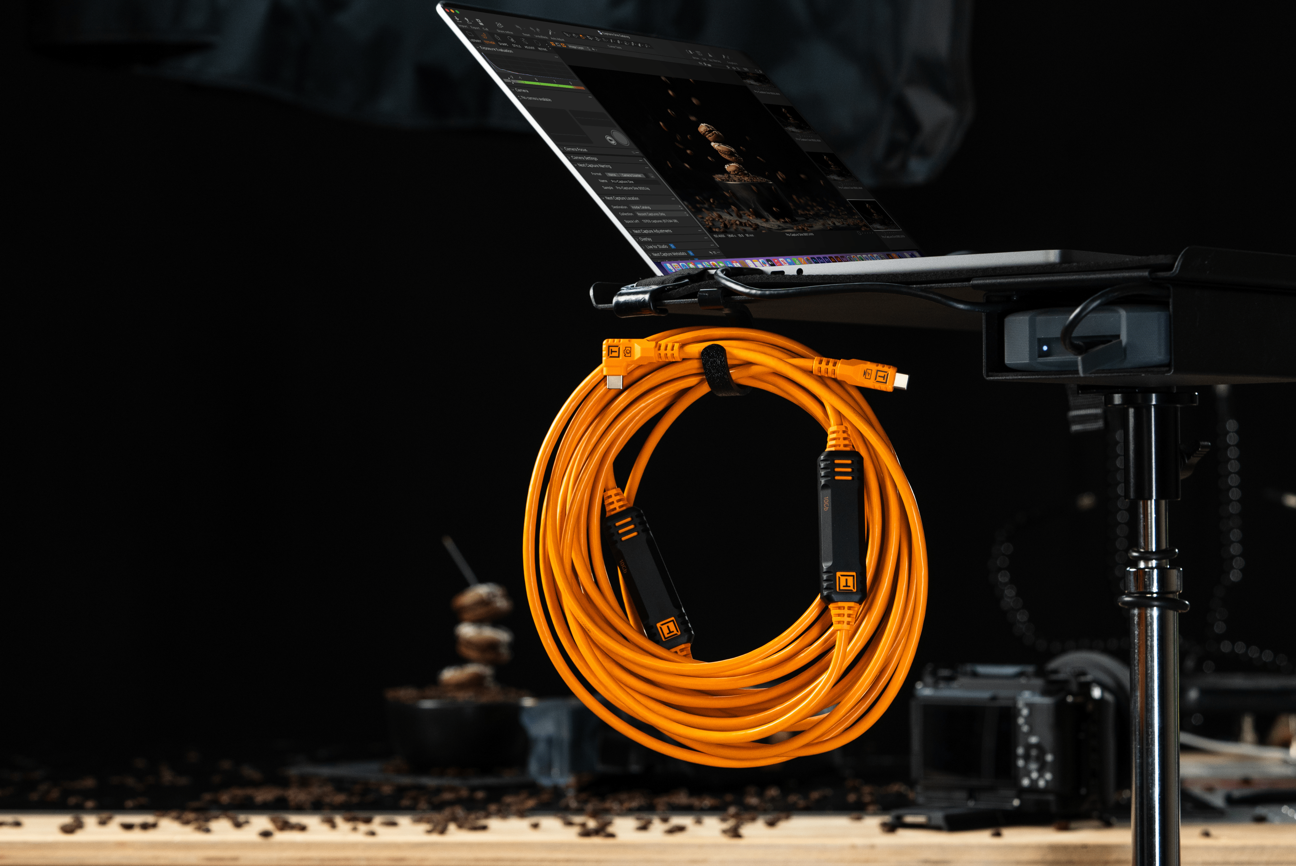 Tether Tools TetherPro Optima 10G USB-C, 31' (9.4m), Straight to Right, High-Visibility Orange