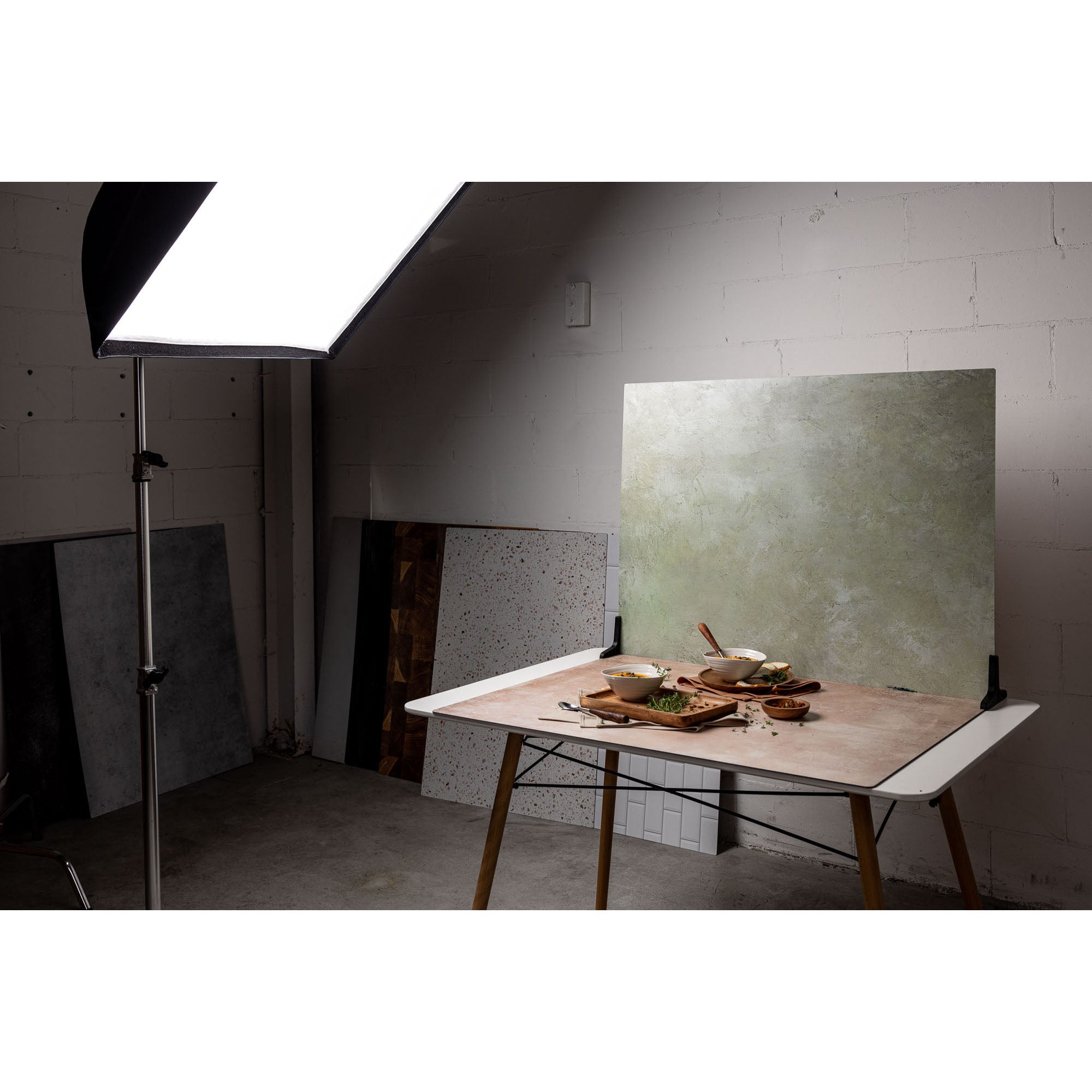 Studio setup with a light and the V-Flat Miami Sky/Sahara Sand - XL Duo Board.