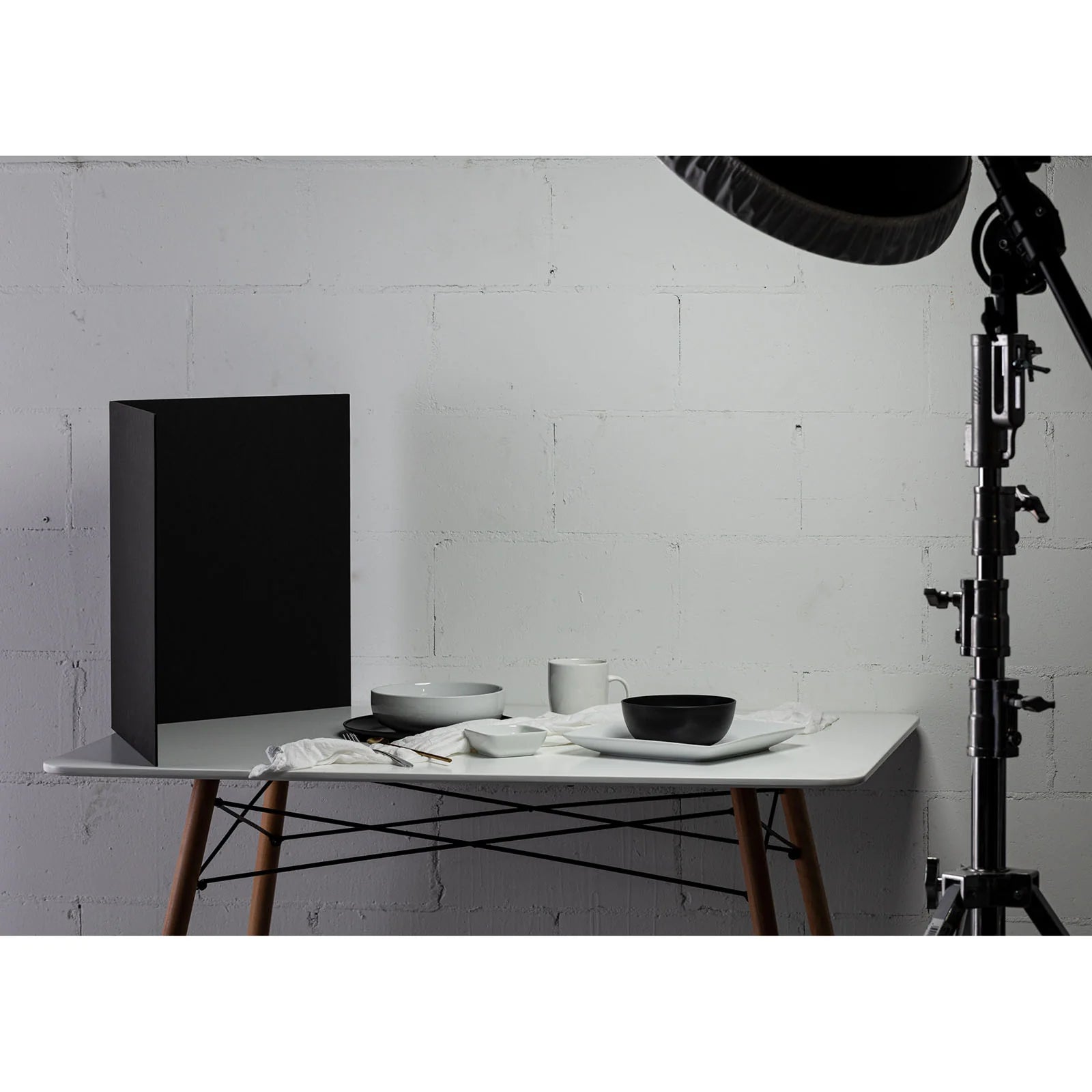 V-Flat Tabletop V-Flats - Medium (20”X35") 2x white 2x Black