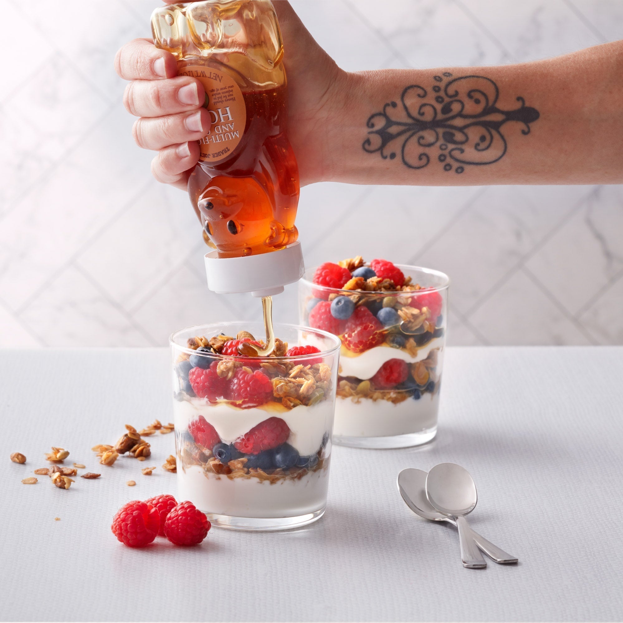 Zigzag Marble White/Zigzag Marble Black.