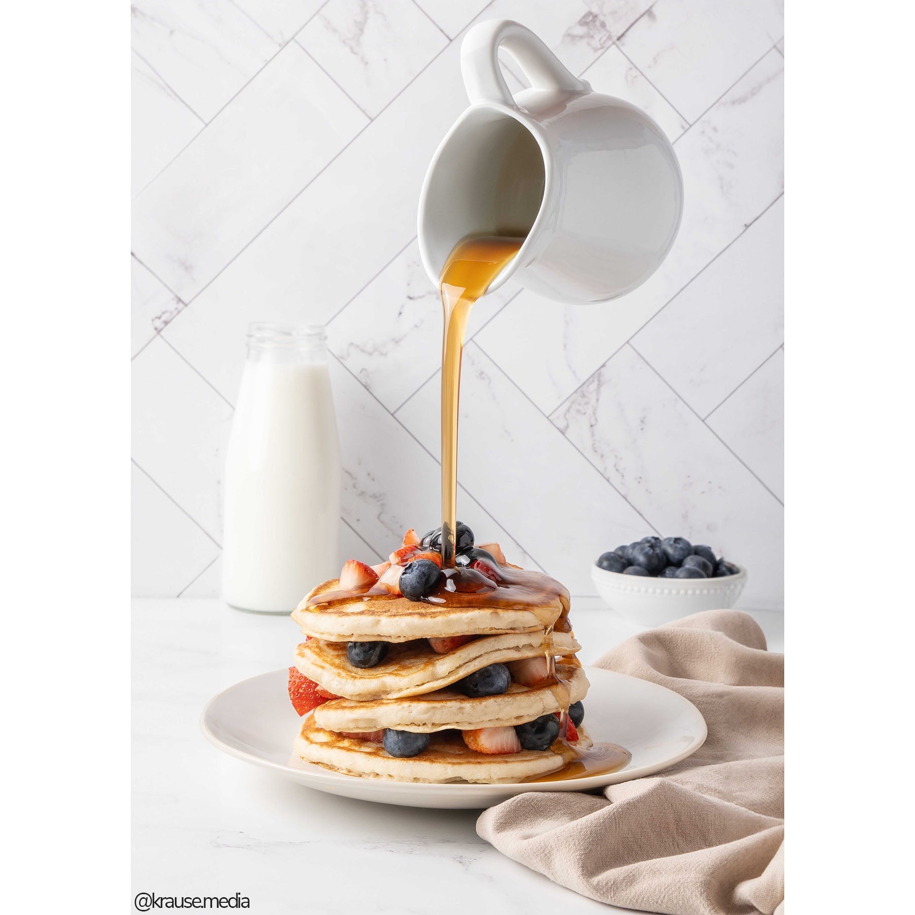 V-Flat Zigzag Marble White/Zigzag Marble Black - XL showing pancakes and syrup.