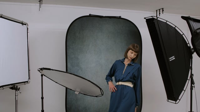 Promo video for the Manfrotto Lastolite Vintage Collapsible Backdrop 1.5 x 2.1m Ink/Sage.