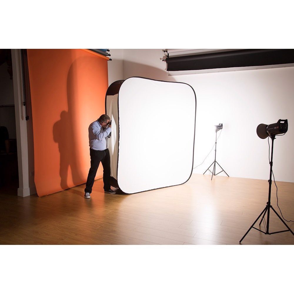 A photographer using the Lastolite Hilite Background Light.