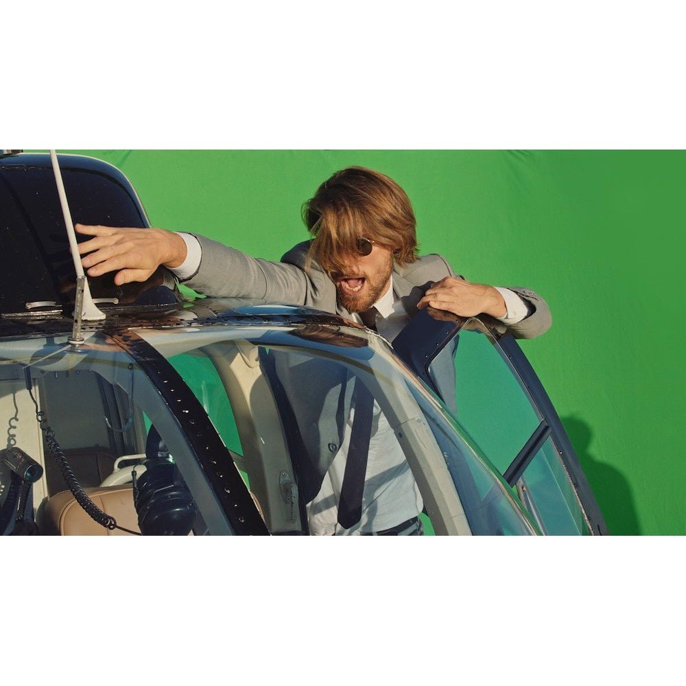 Close-up unedited version utilising the Lastolite Chromakey Green Screen.