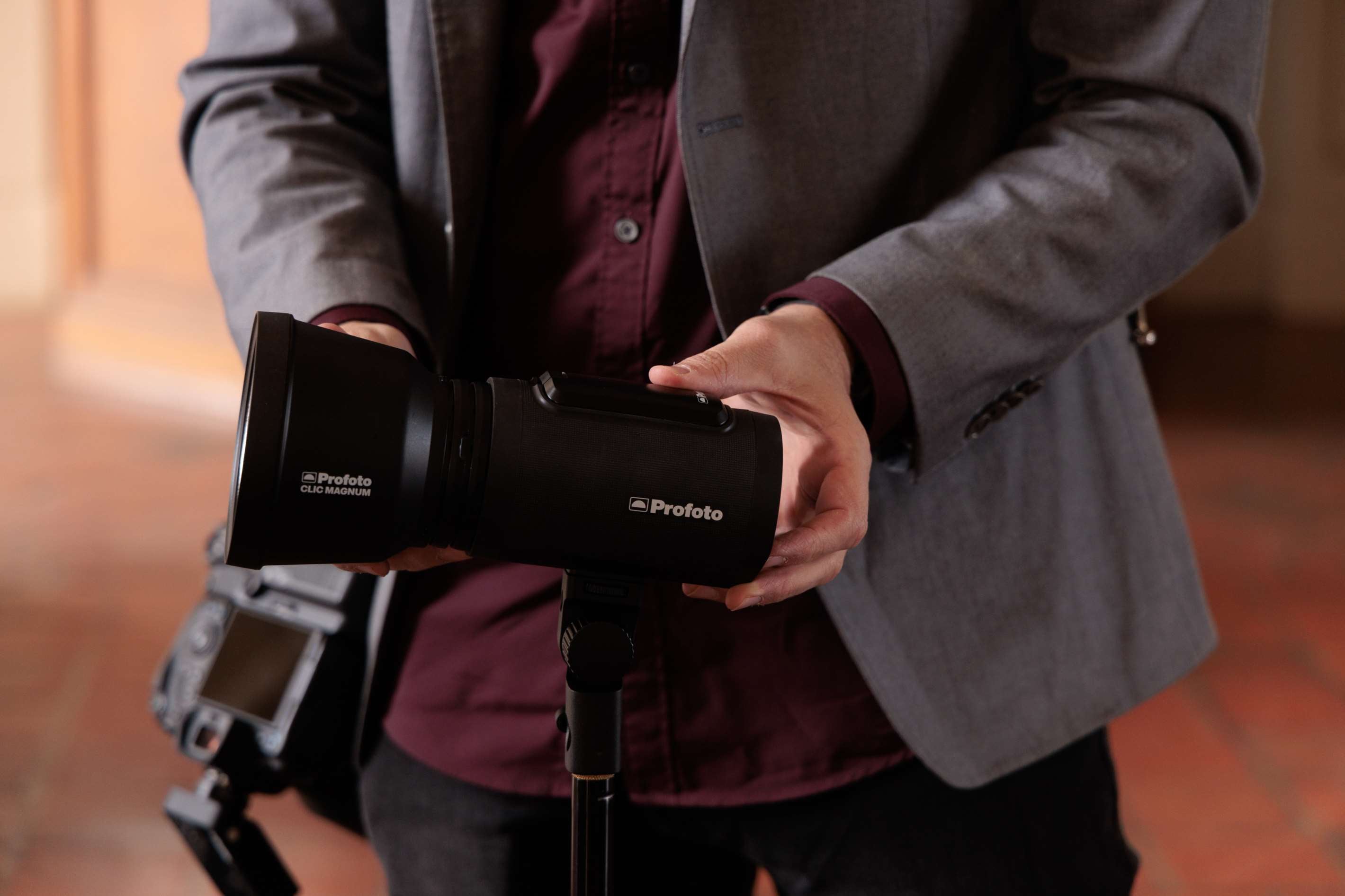 A Man attaching a Profoto Clic Magnum to a Profoto Light.