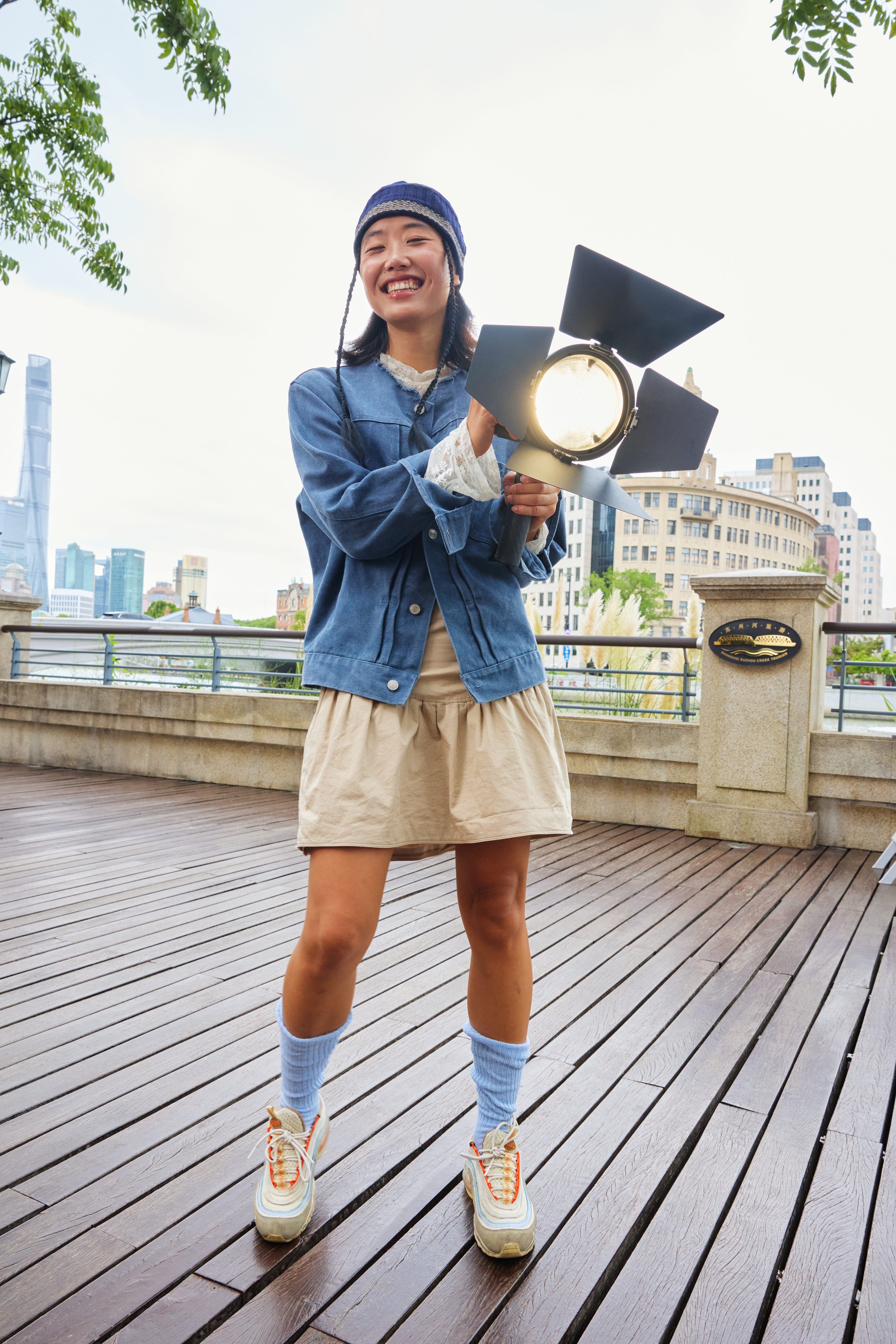 amaran mini Fresnel and mini Barndoors for Ray Series being used by someone on set.