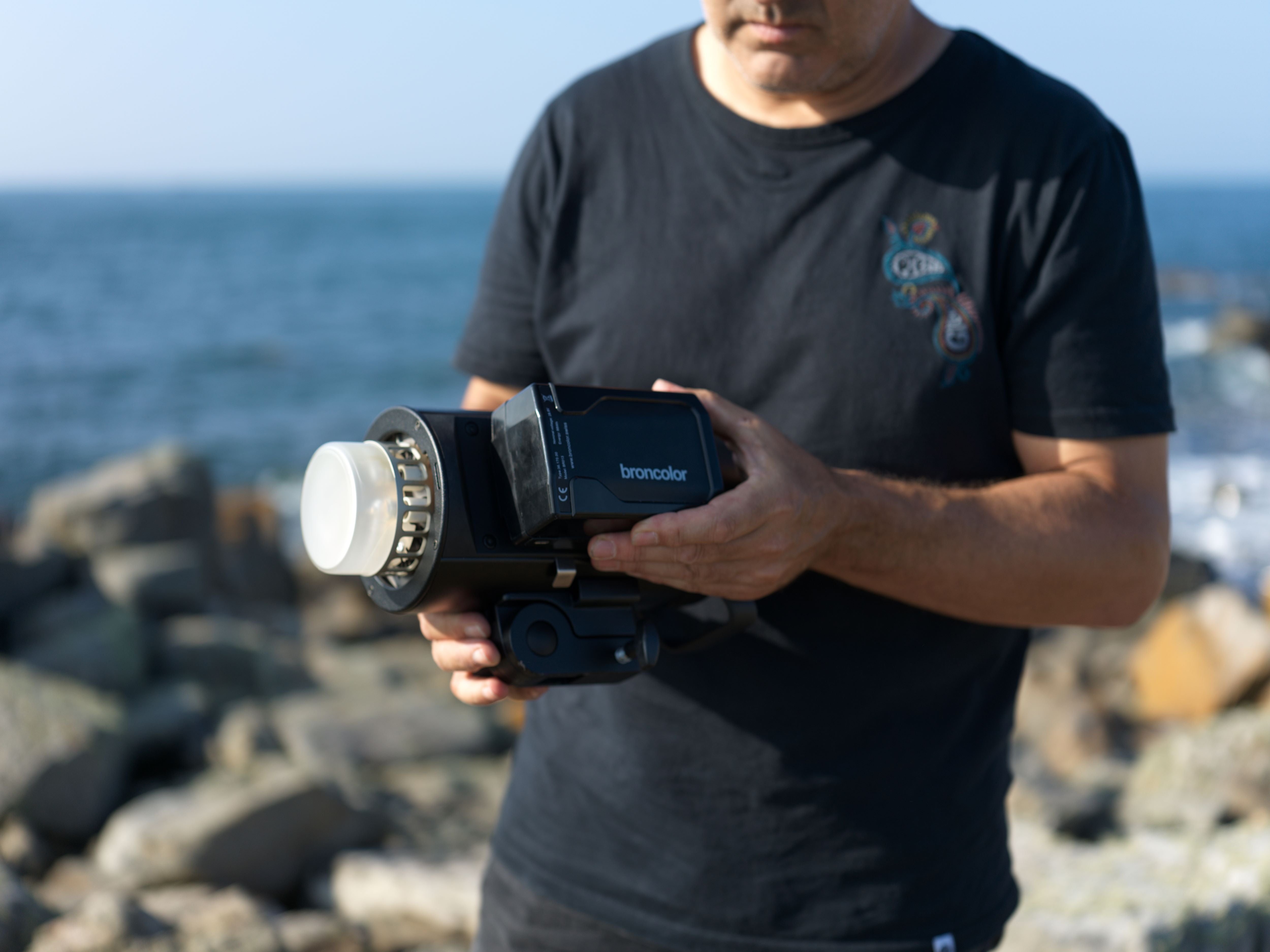 Person holding the Broncolor Stelos 800 L Monolight.