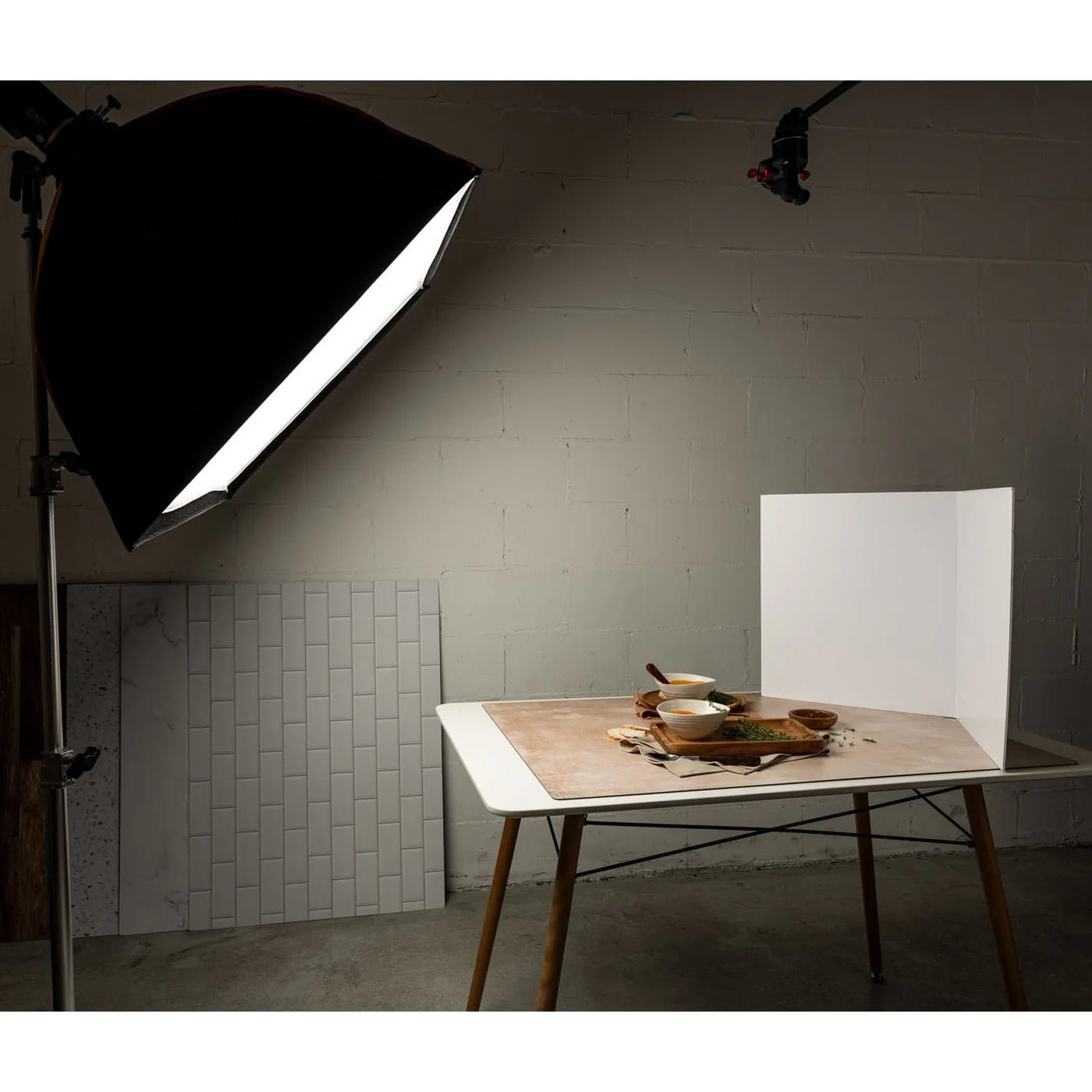 V-Flat Tabletop V-Flats - Medium (20”X35") 2x white 2x Black