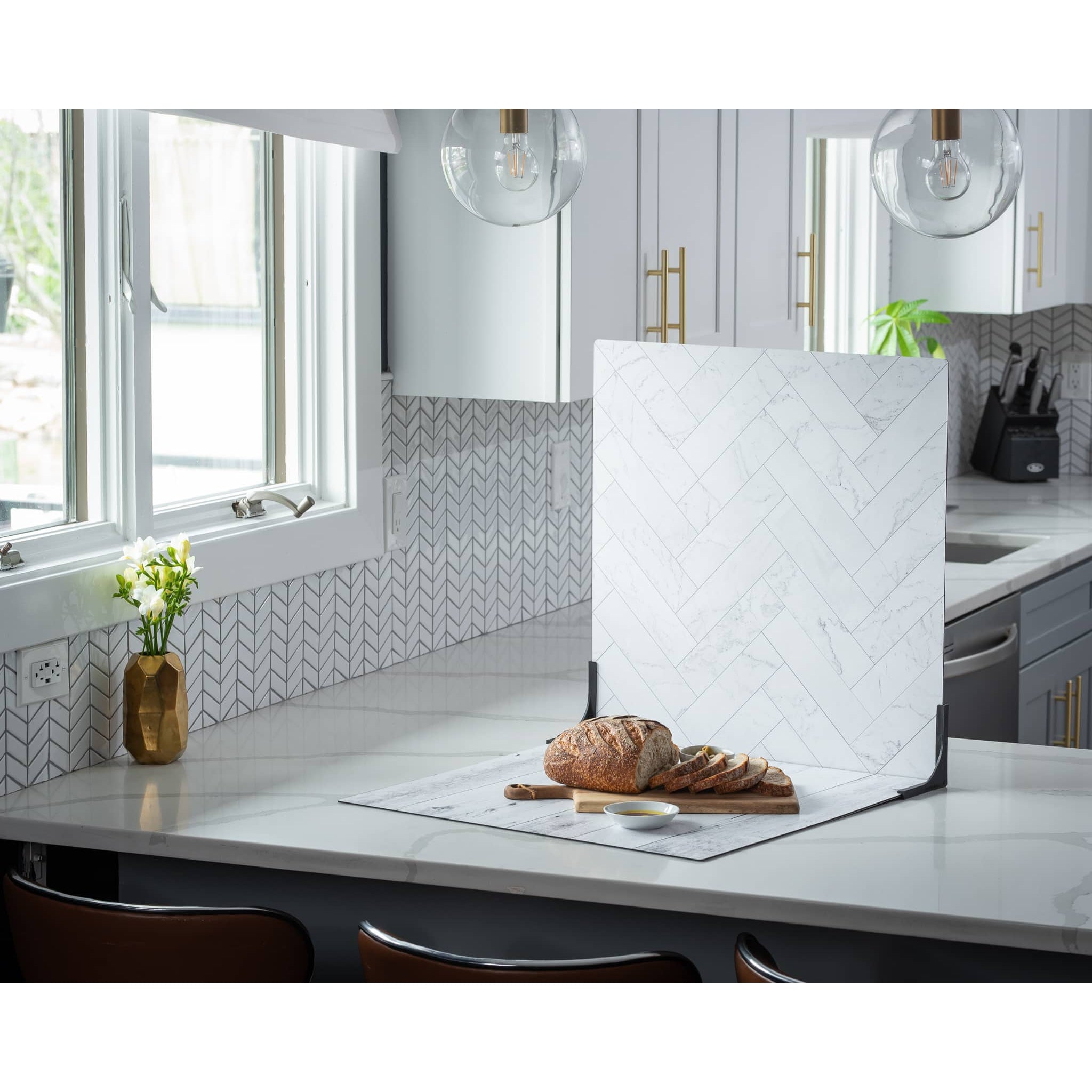 V-Flat Zigzag Marble White/Zigzag Marble Black shown on a kitchen tabletop.