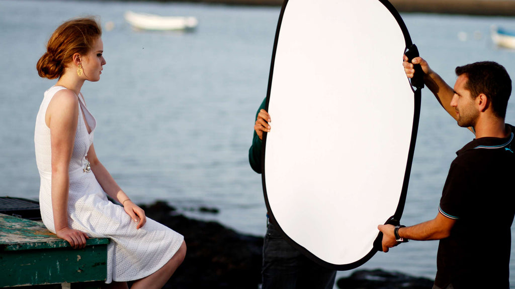 Collapsible Reflector Black/White L being used on a photo shoot